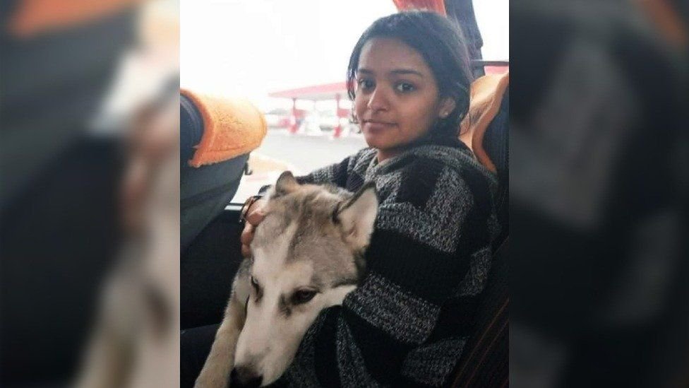 On the ride to the Romanian border, a photo of Arya holding Zaira went viral.