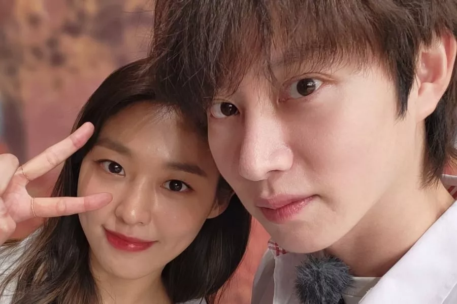 Heechul from Super Junior surprises Seolhyun from AOA with a kind gift.
