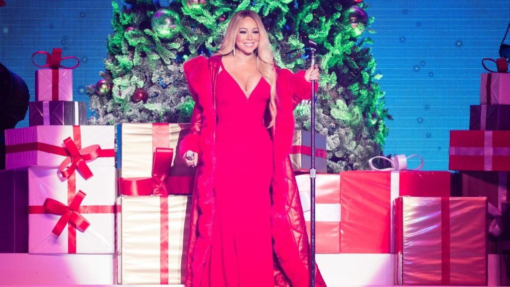 Mariah Carey Inviting Fans To NYC Penthouse For “Ultimate Holiday Experience”