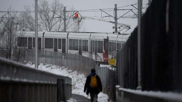 LRT towing effort in Ottawa fails, further damaging overhead wire and extending closure