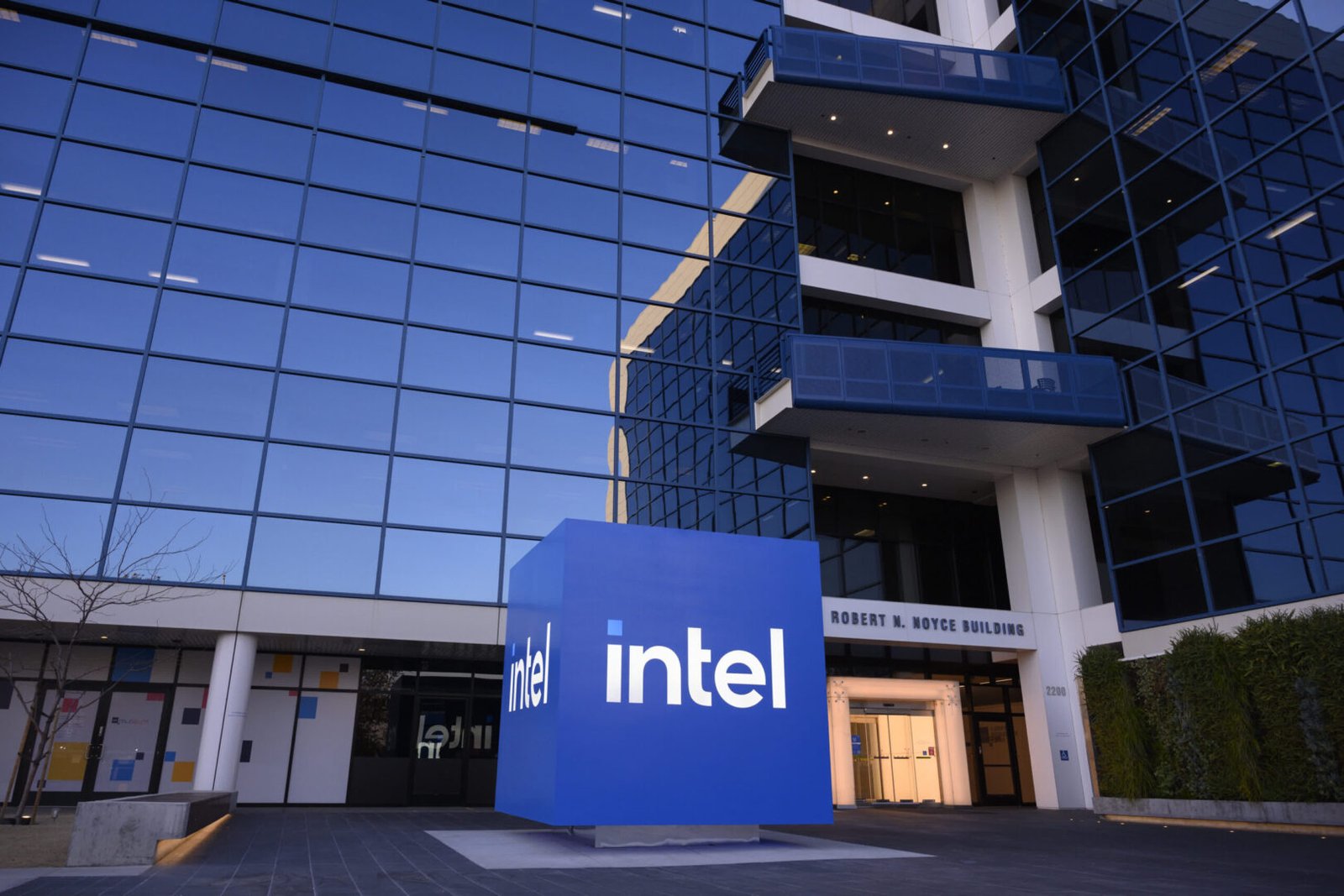 Intel posts greatest quarterly loss in firm history as processor sales topple