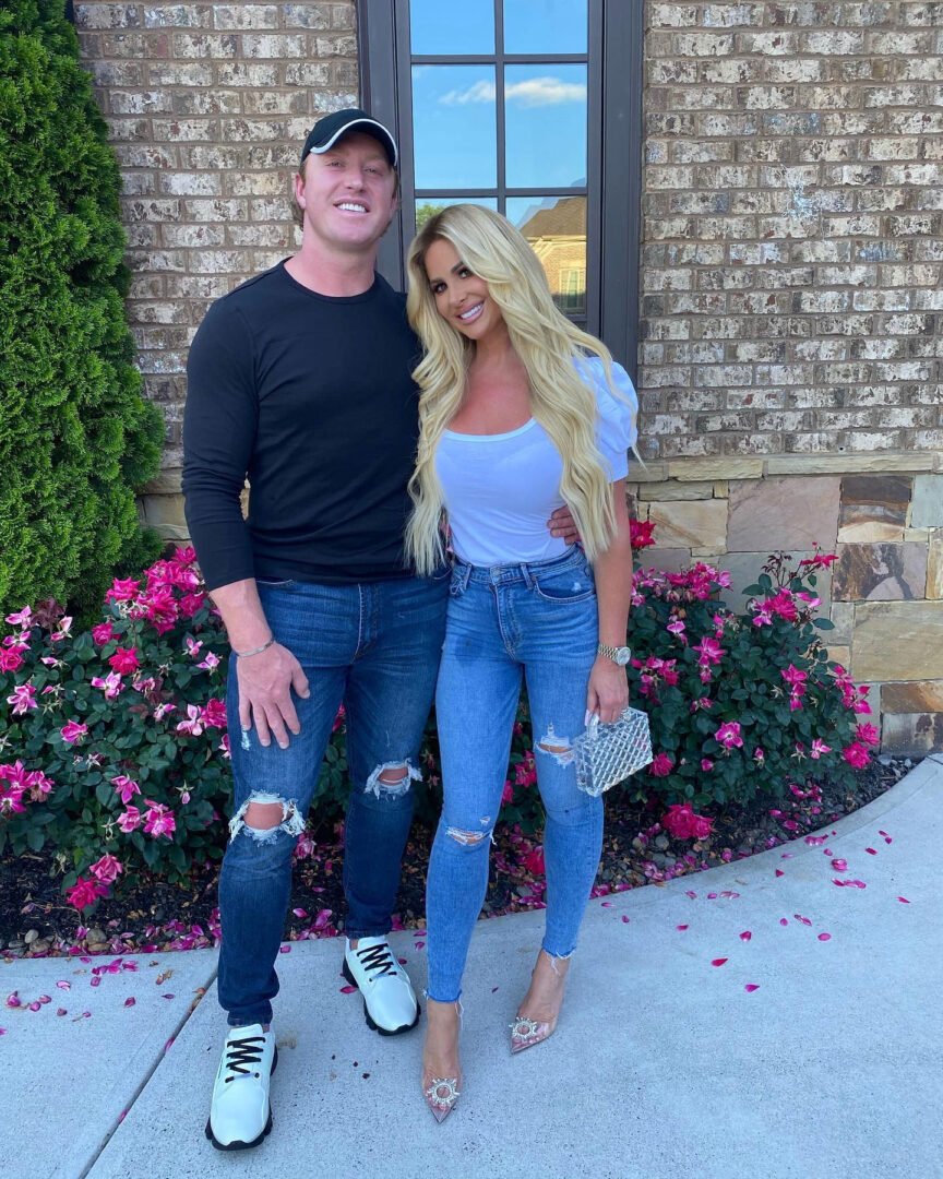 Kim Zolciak Ditches Marriage ceremony Ring in 1st Post After Kroy Biermann Divorce News